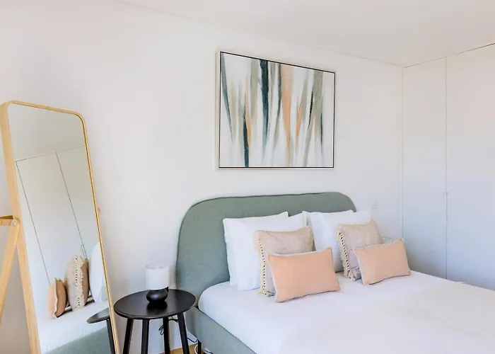 Daire Camoes Downtown With Parking *