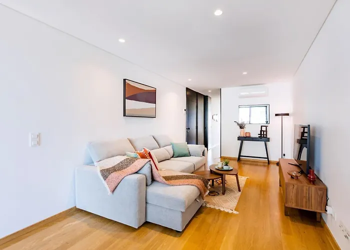 Camoes Downtown With Parking *