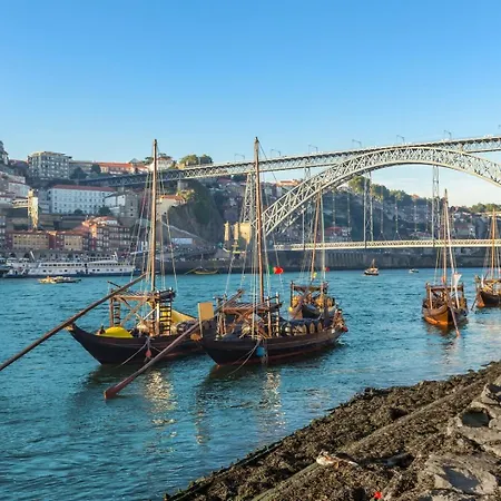 Daire Camoes Downtown With Parking Porto