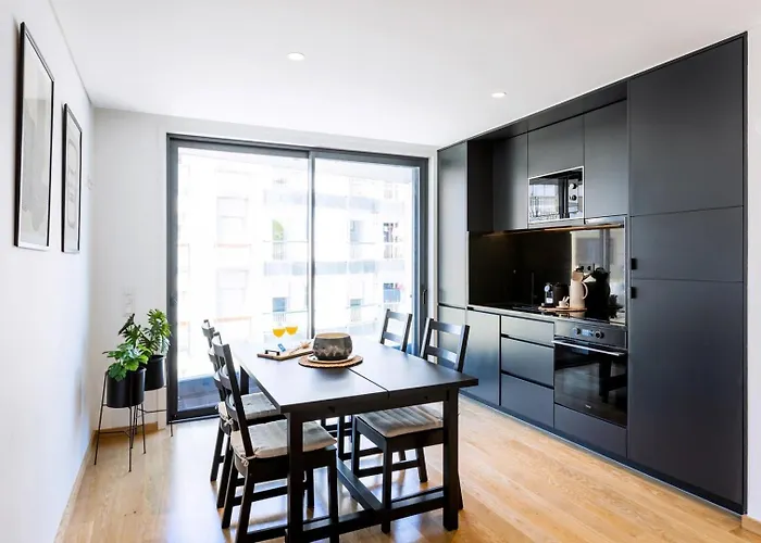 Camoes Downtown With Parking Oporto