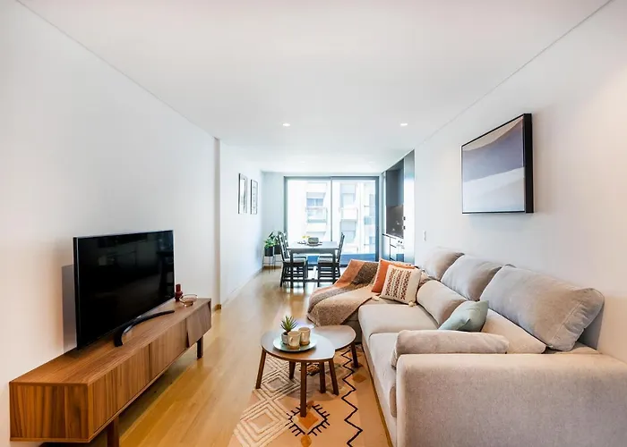 Camoes Downtown With Parking Apartment